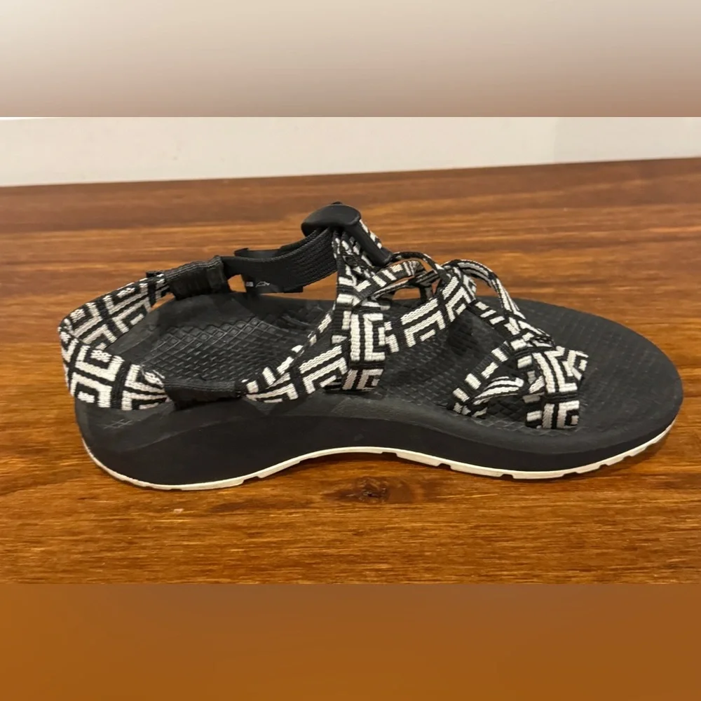 Chaco Sandals Size 6 Black White Pattern Adjustable Outdoor Hiking - Picture 6 of 11